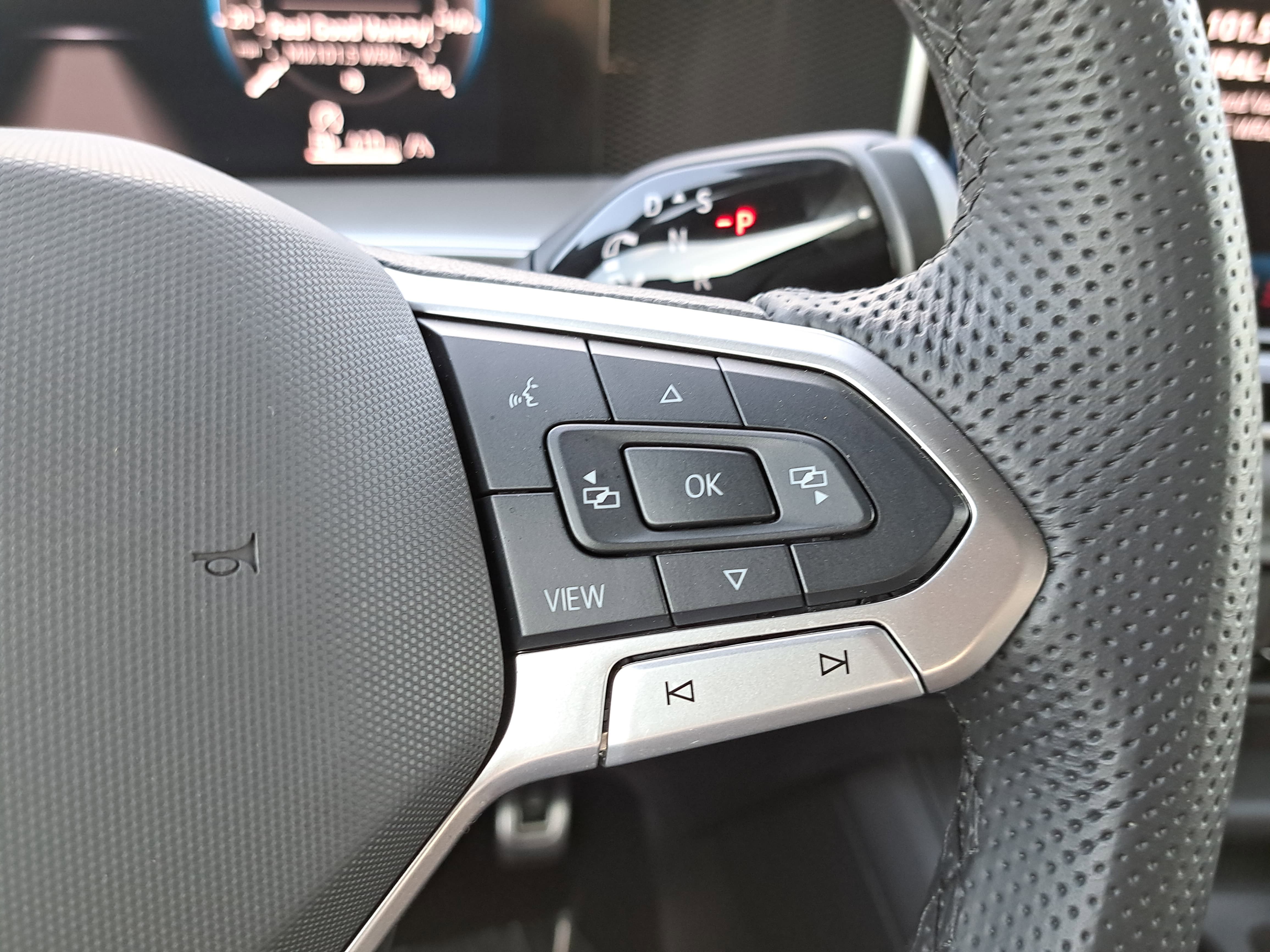 Used 2025 Volkswagen Tiguan SE R-Line image 18