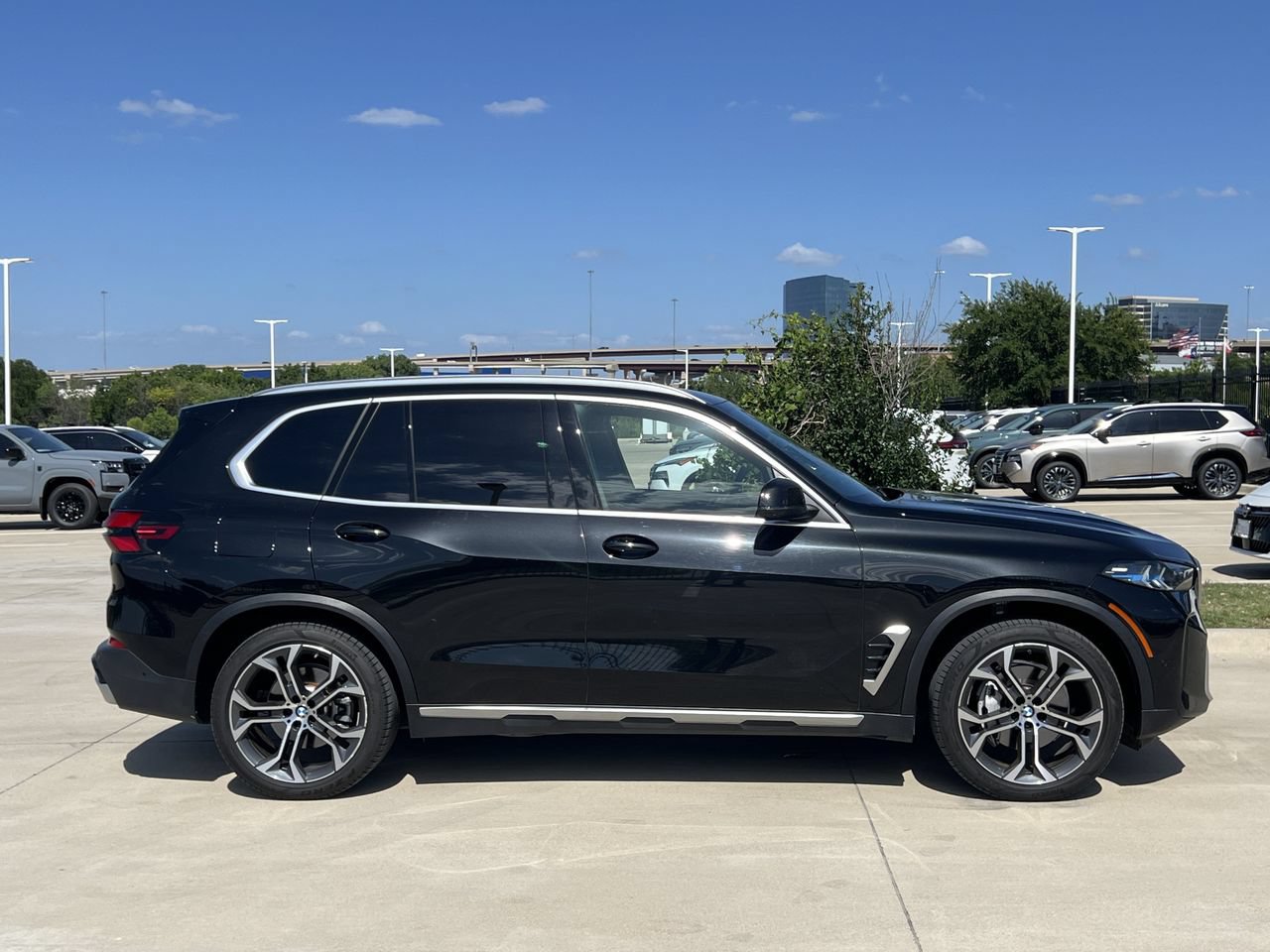 Used 2024 BMW X5 xDrive40i w/ Premium Package AWD/4WD image 3