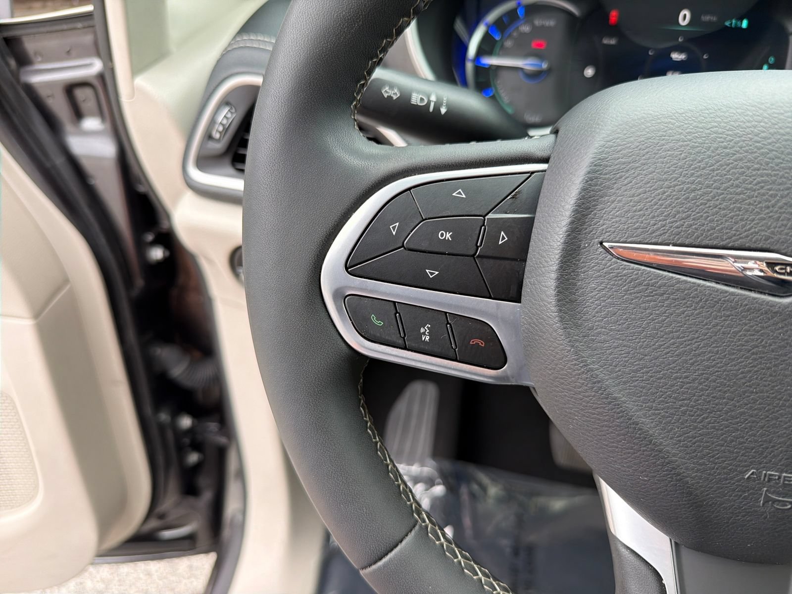 Used 2023 Chrysler Pacifica Touring-L FWD image 16