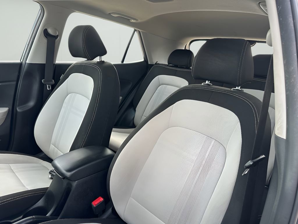 Used 2024 Hyundai Venue SEL image 12