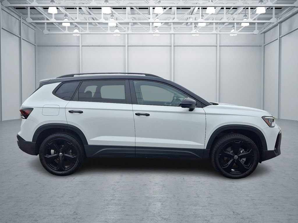 Certified 2025 Volkswagen Taos SE AWD/4WD image 7
