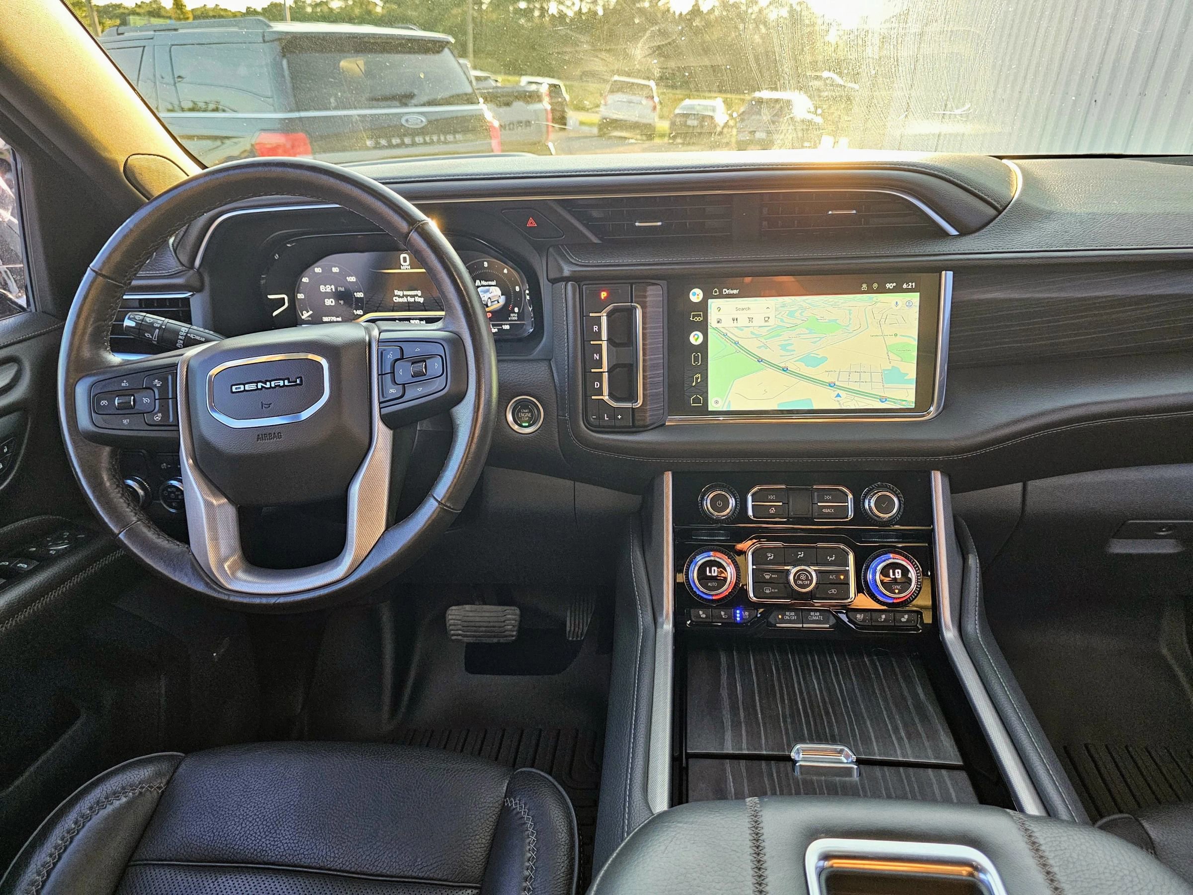 Used 2022 GMC Yukon XL Denali w/ Denali Premium Package image 11