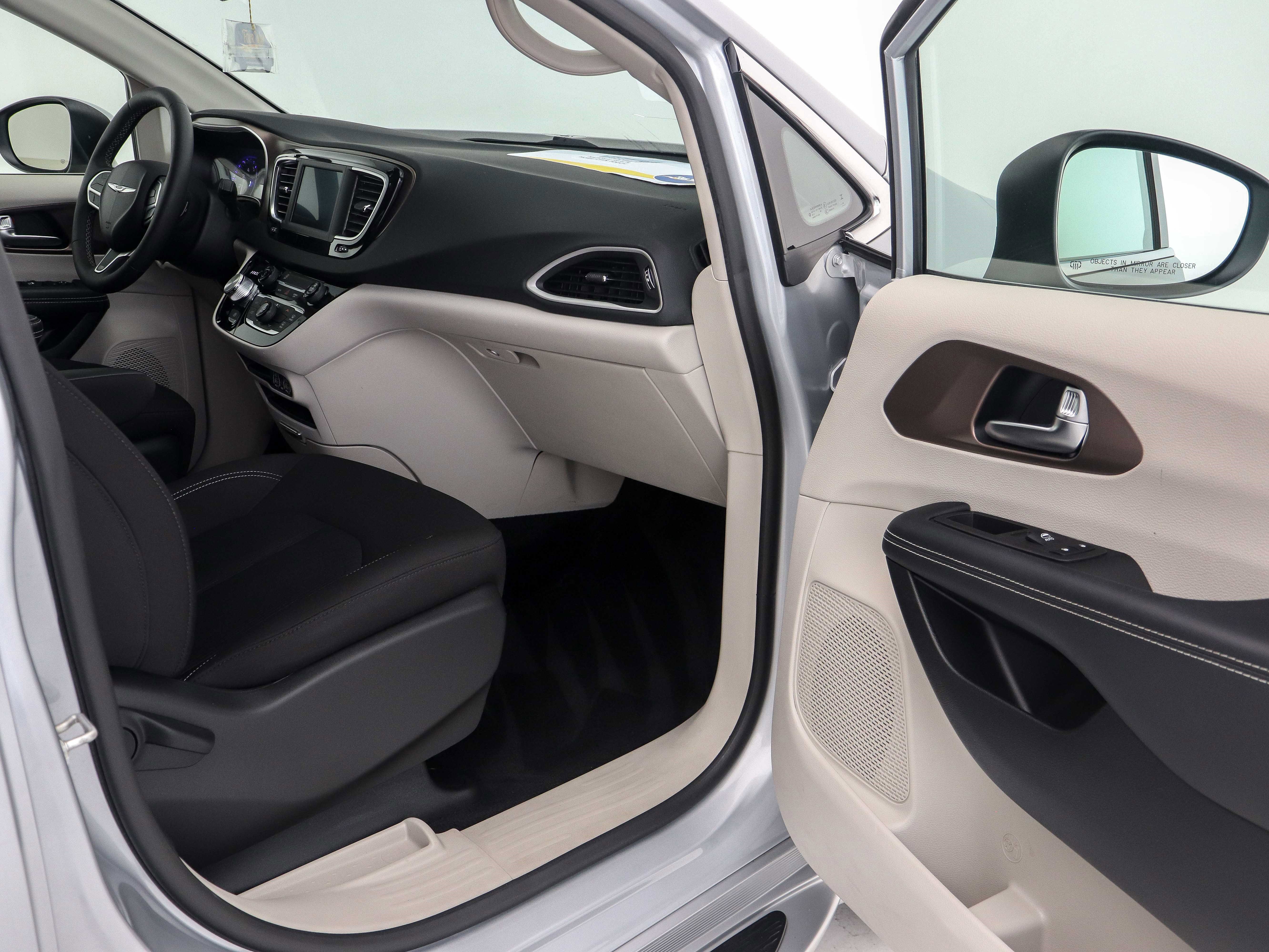 Used 2023 Chrysler Voyager LX image 17