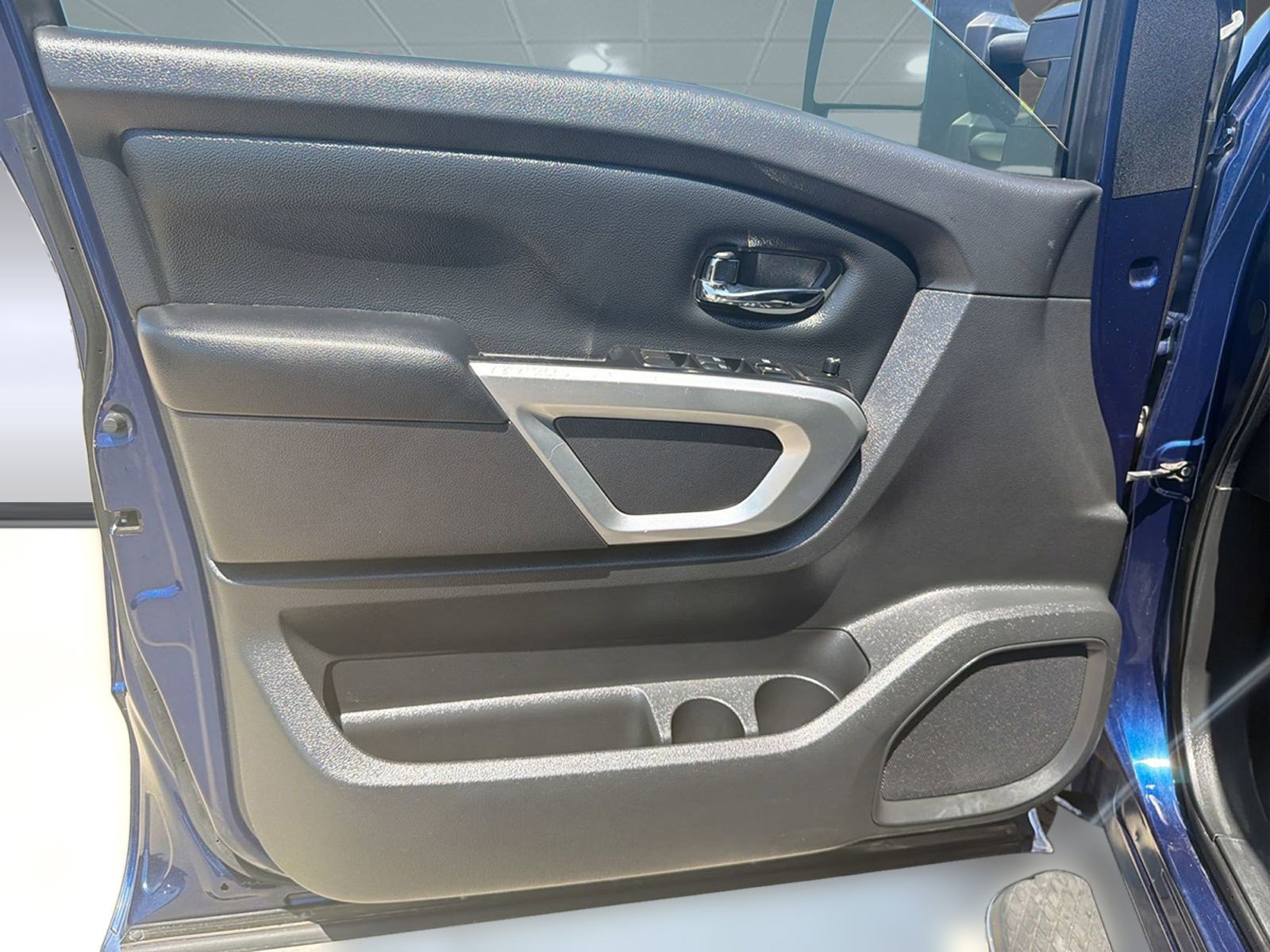 Used 2017 Nissan Titan SV RWD image 13