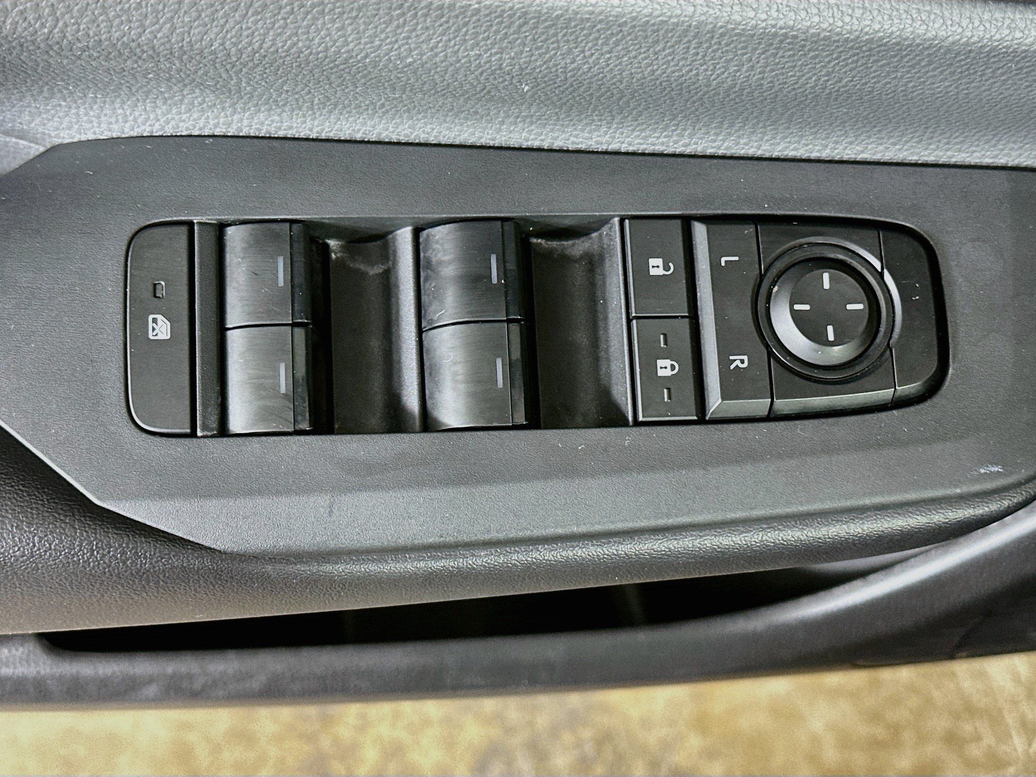 Used 2024 Toyota Prius LE FWD image 15