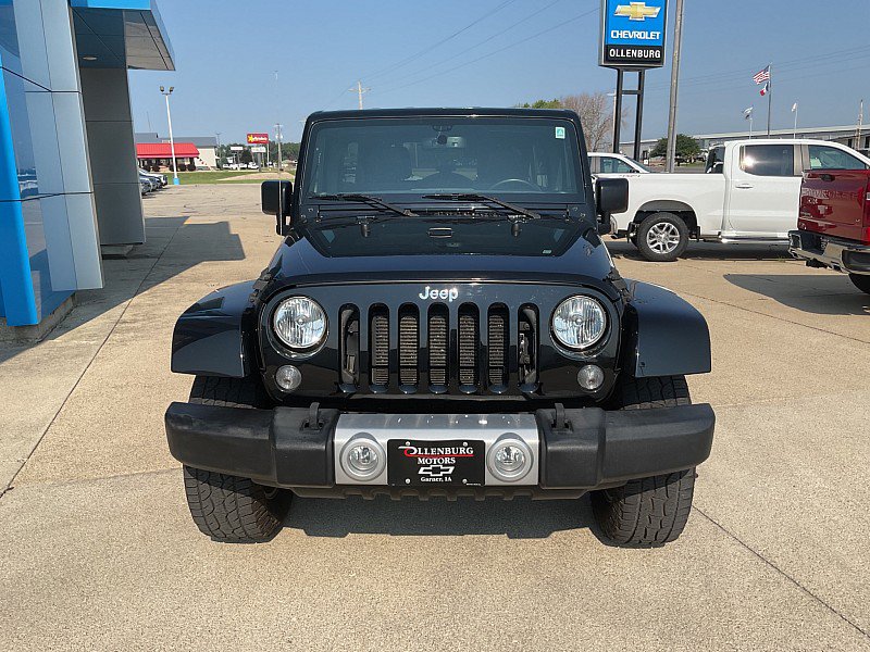 Used 2015 Jeep Wrangler Unlimited Sahara w/ Connectivity Group AWD/4WD image 3