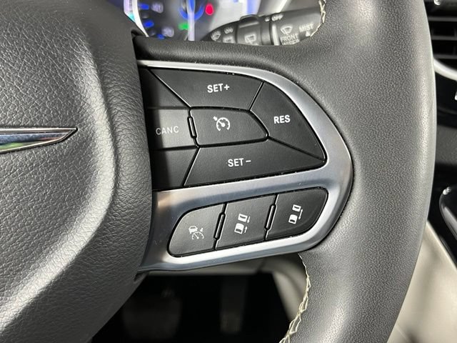 Used 2024 Chrysler Pacifica Touring-L FWD image 14