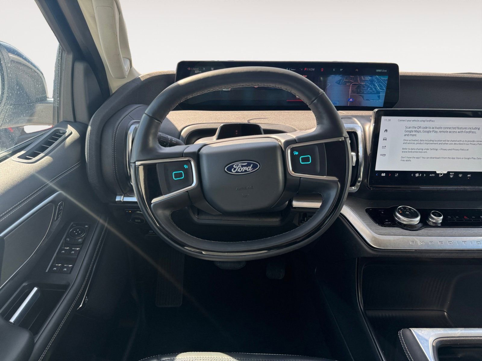 Used 2025 Ford Expedition Platinum image 12
