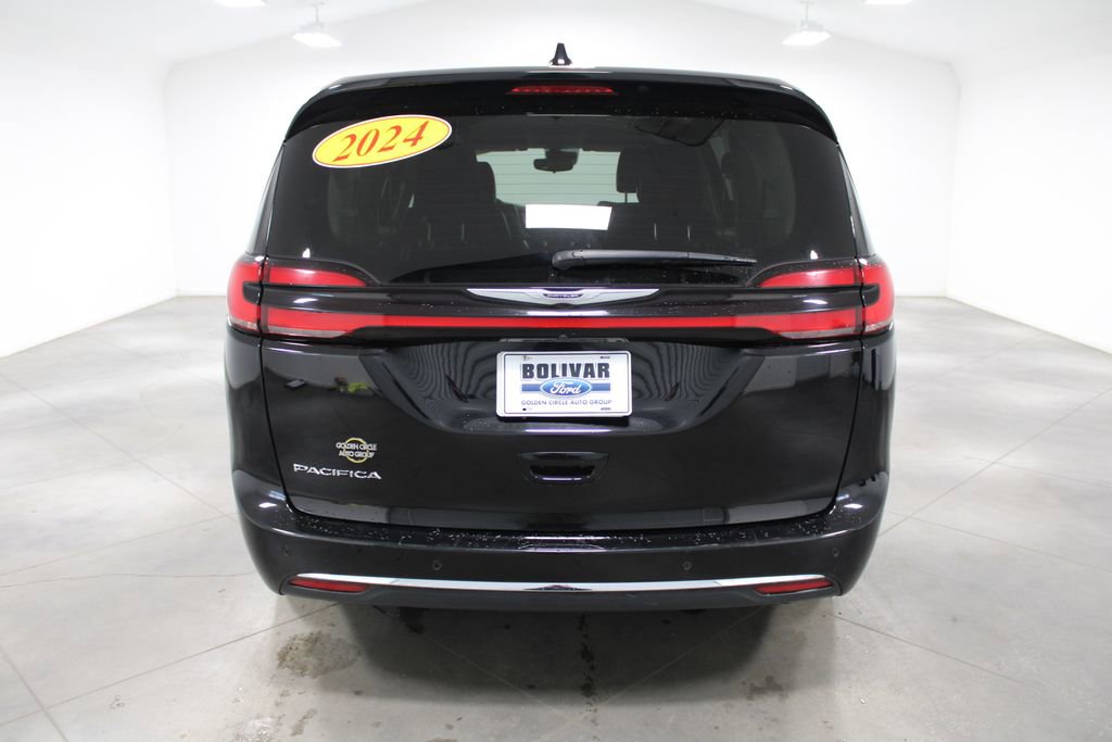 Used 2024 Chrysler Pacifica Touring-L image 8