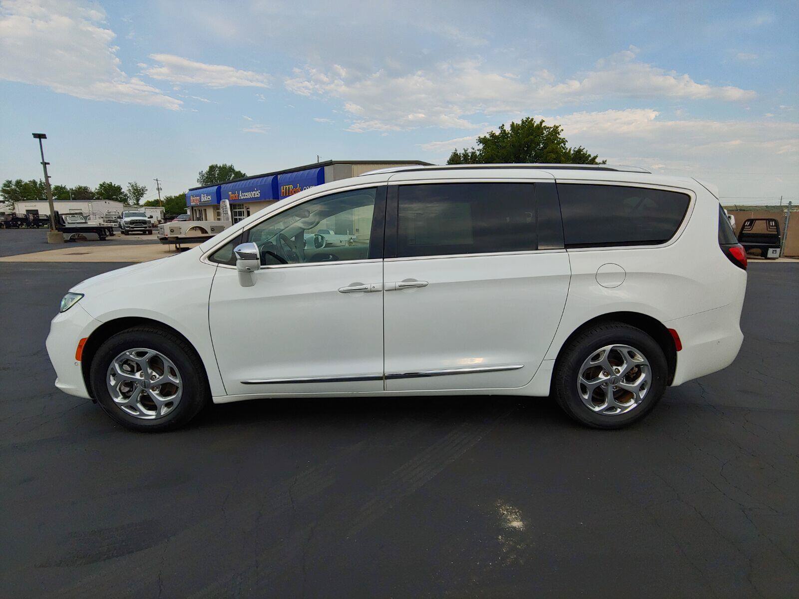 Used 2021 Chrysler Pacifica Limited w/ Premium & Safety Sphere Group AWD/4WD image 10