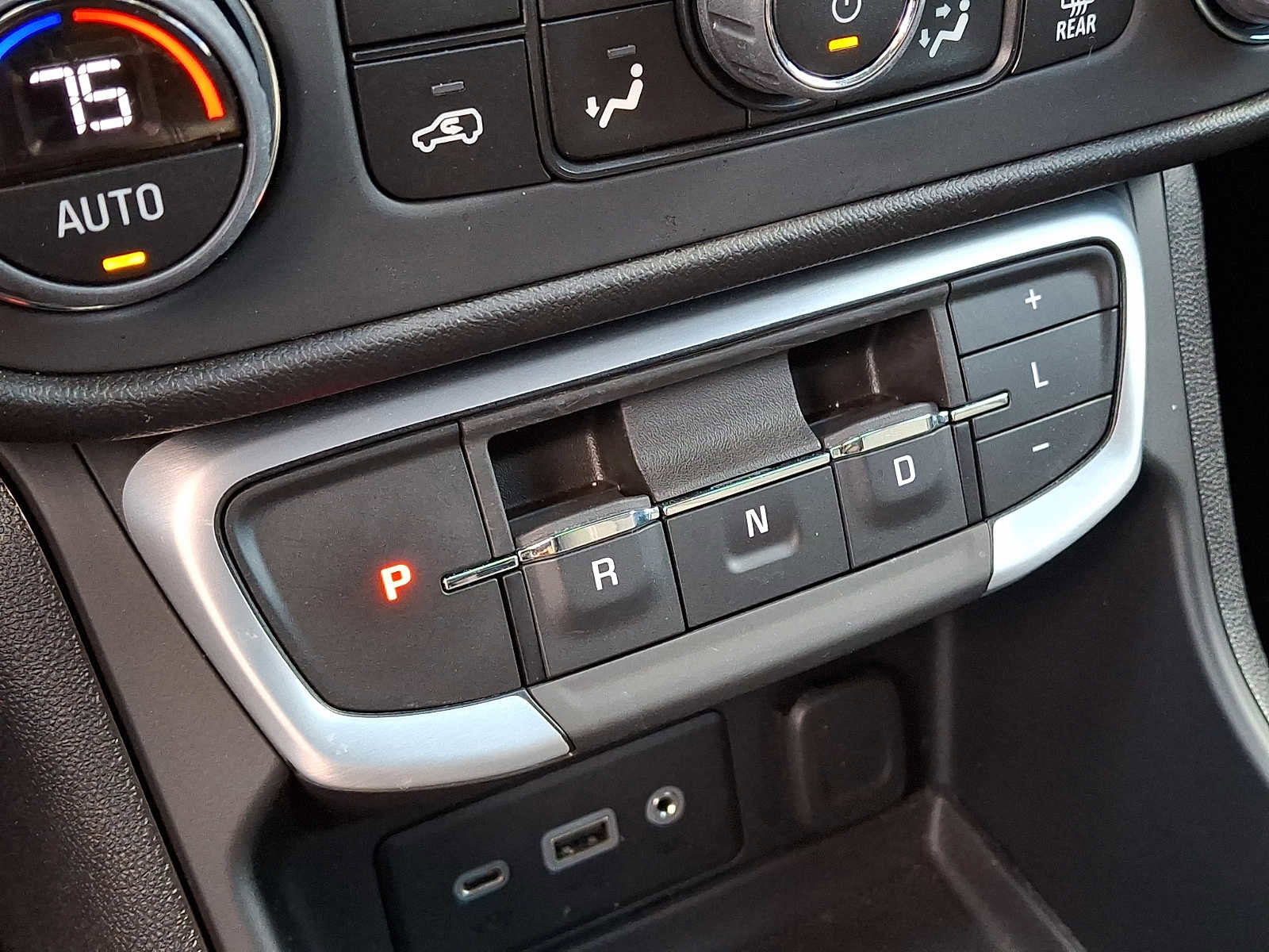 Used 2024 GMC Terrain SLE w/ Driver Convenience Package image 14