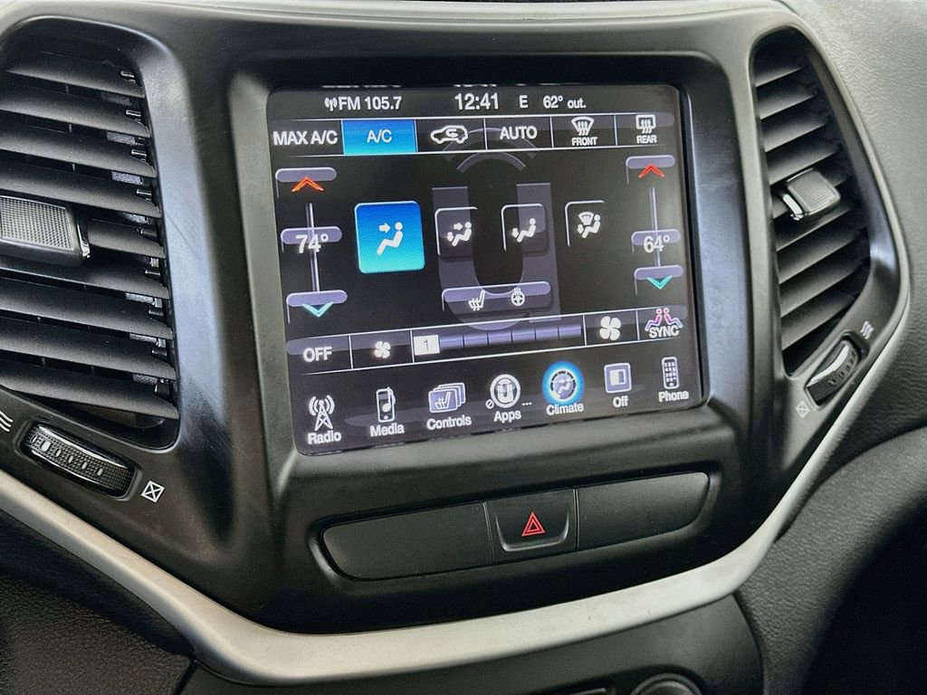 Used 2018 Jeep Cherokee Latitude Plus w/ Comfort/Convenience Group AWD/4WD image 19