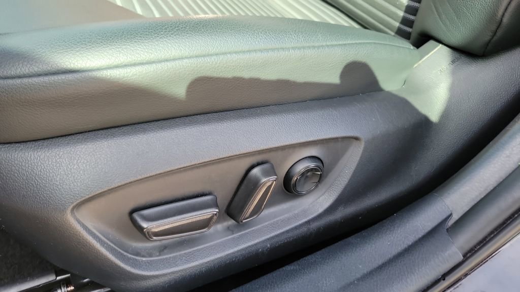 Certified 2020 Toyota Camry SE w/ Convenience Package image 16