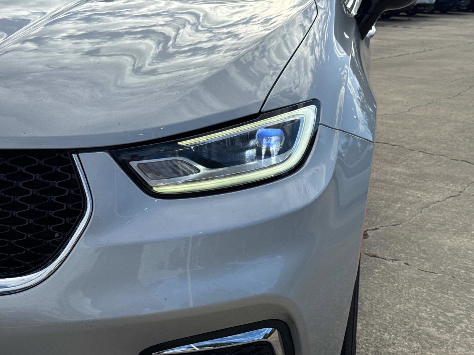 Certified 2024 Chrysler Pacifica Touring-L image 9