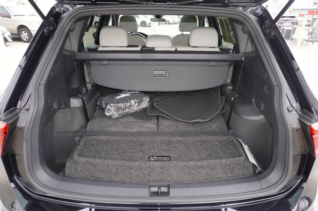 Used 2023 Volkswagen Tiguan SE R-Line image 8