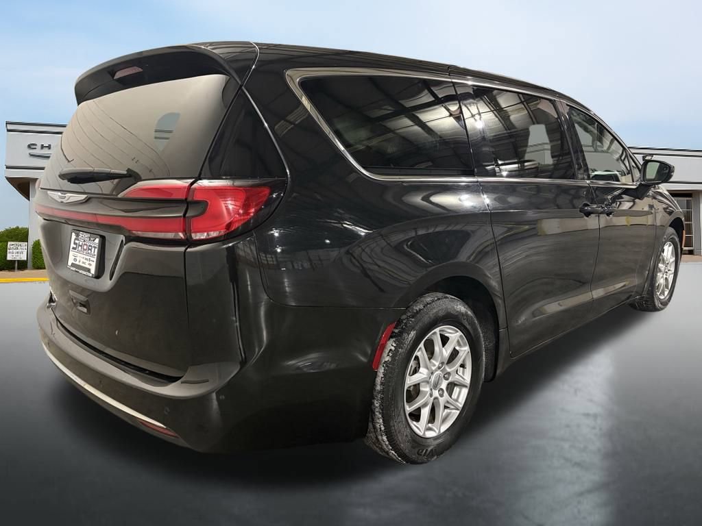 Used 2023 Chrysler Pacifica Touring-L image 5