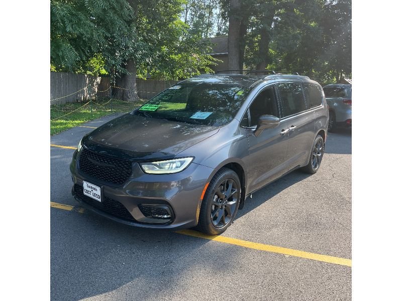 Used 2021 Chrysler Pacifica Limited w/ Premium & Safety Sphere Group AWD/4WD image 2