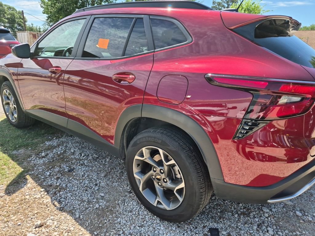 Used 2025 Chevrolet Trax LT w/ LT Convenience Package image 2