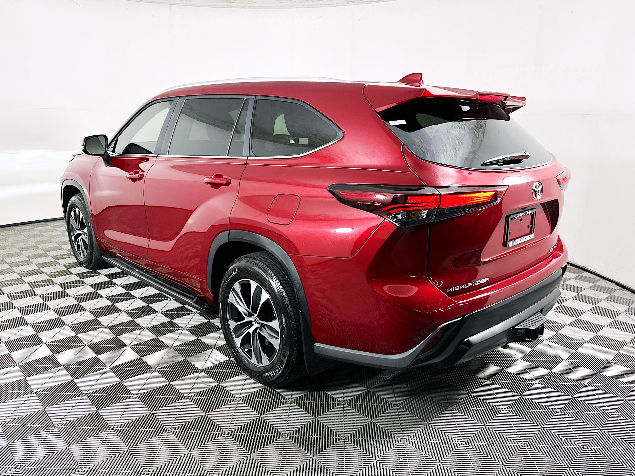 Used 2026 Toyota Highlander XLE image 5