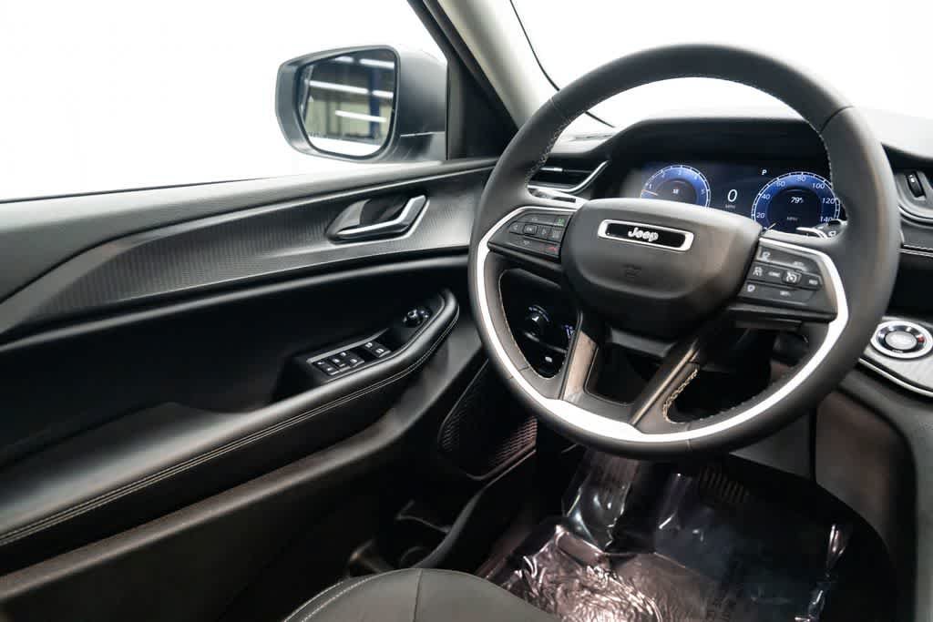 Used 2023 Jeep Grand Cherokee Laredo X AWD/4WD image 11