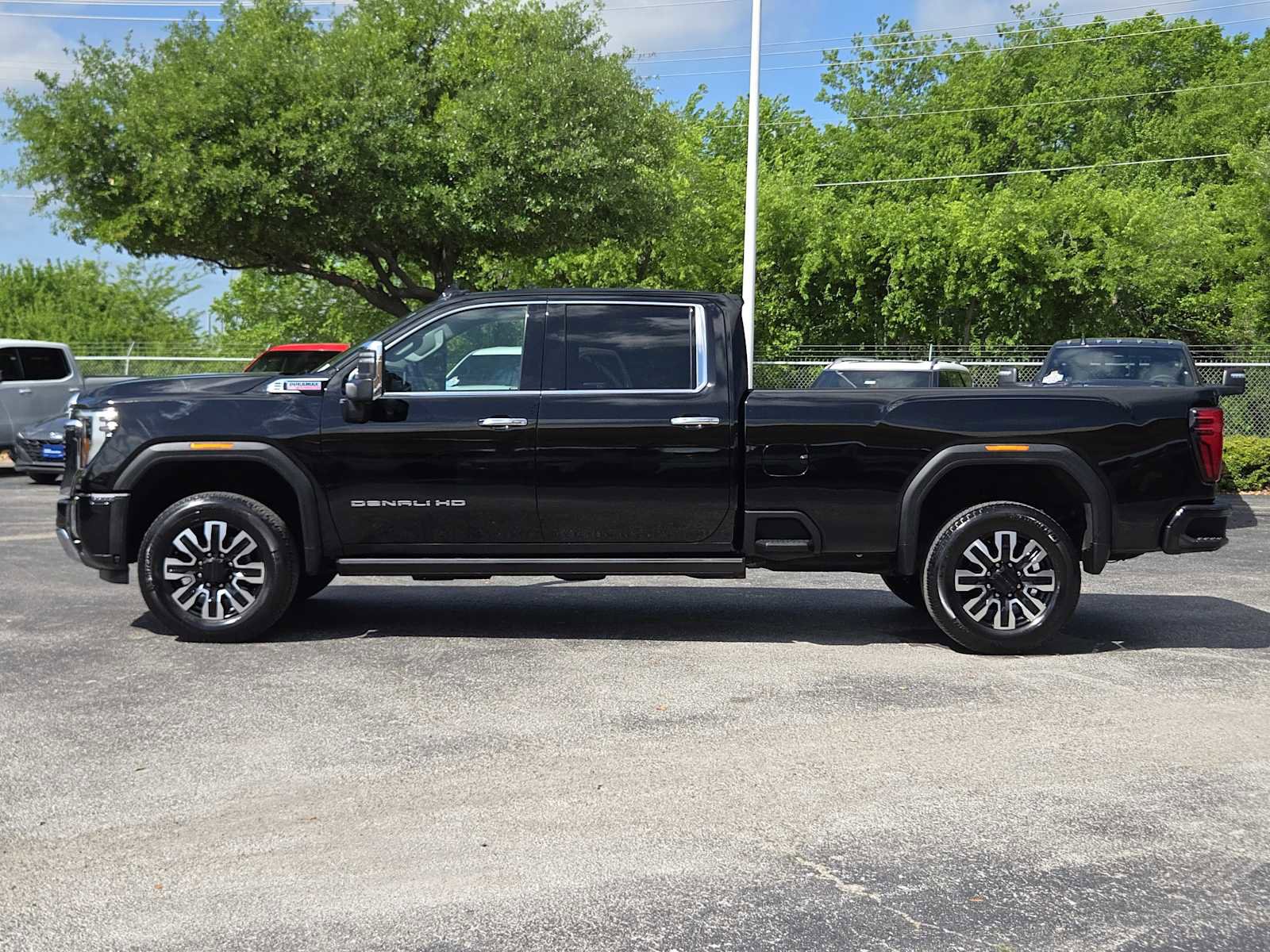 Certified 2025 GMC Sierra 3500 Denali w/ Denali Reserve Package AWD/4WD image 4