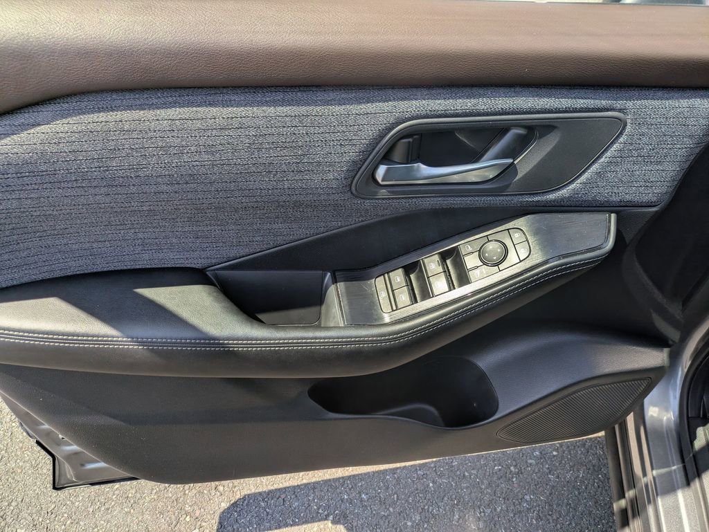 Used 2023 Nissan Rogue SV AWD/4WD image 9