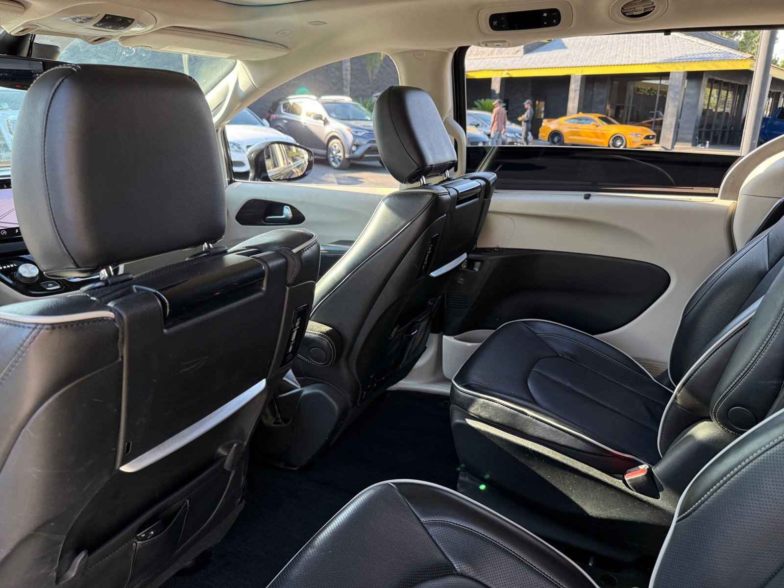 Used 2022 Chrysler Pacifica Limited w/ Uconnect Theater Family Group image 17