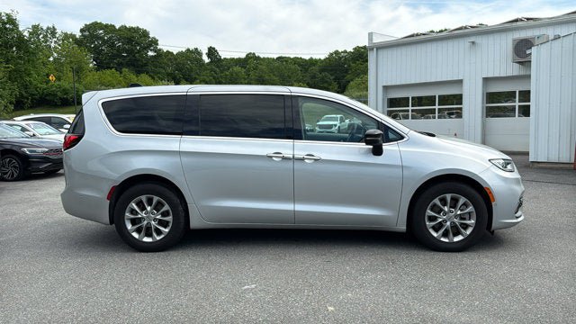 Certified 2024 Chrysler Pacifica Touring-L AWD/4WD image 5