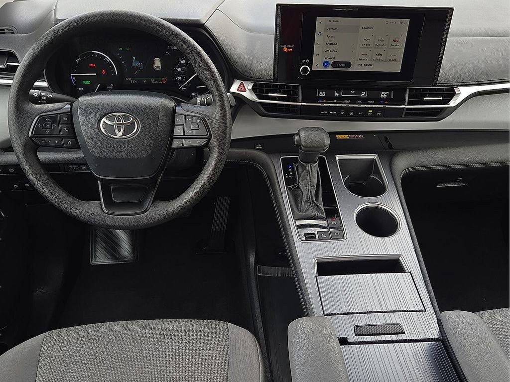Used 2025 Toyota Sienna LE image 11