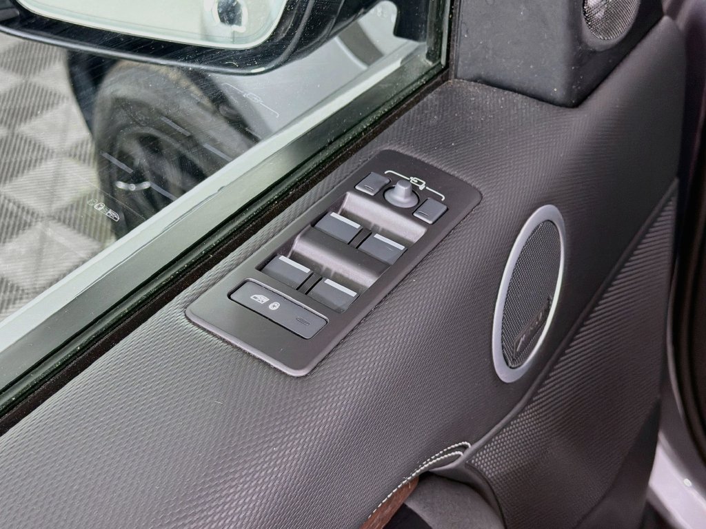 Used 2025 Land Rover Discovery Dynamic SE AWD/4WD image 18