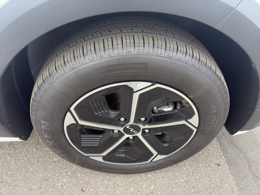 Used 2025 Kia Niro EX image 9