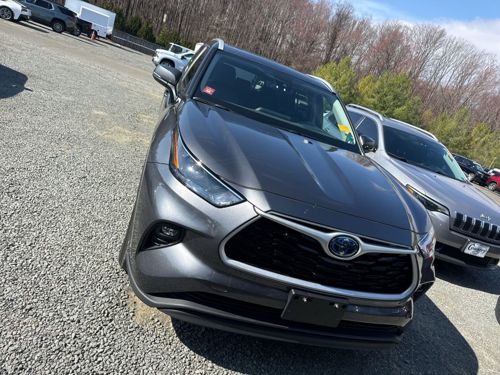 Used 2024 Toyota Highlander XLE image 2