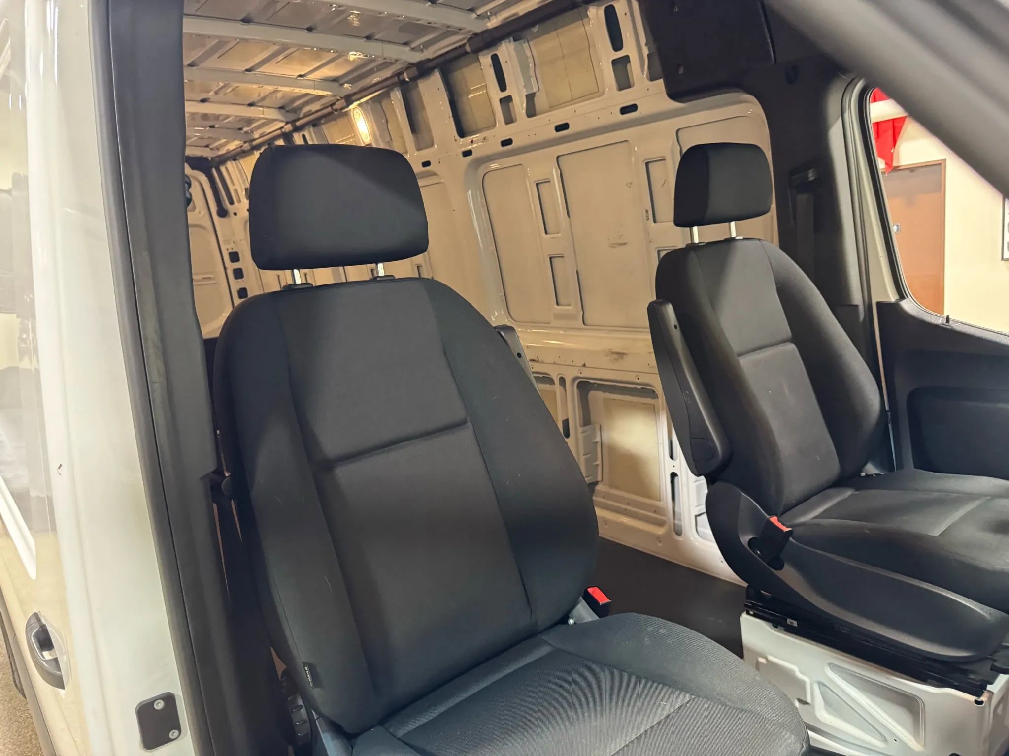 Used 2020 Mercedes-Benz Sprinter 2500 image 28