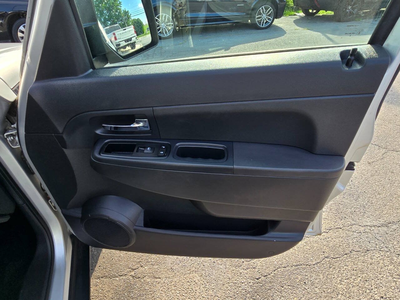 Used 2012 Jeep Liberty Sport AWD/4WD image 27
