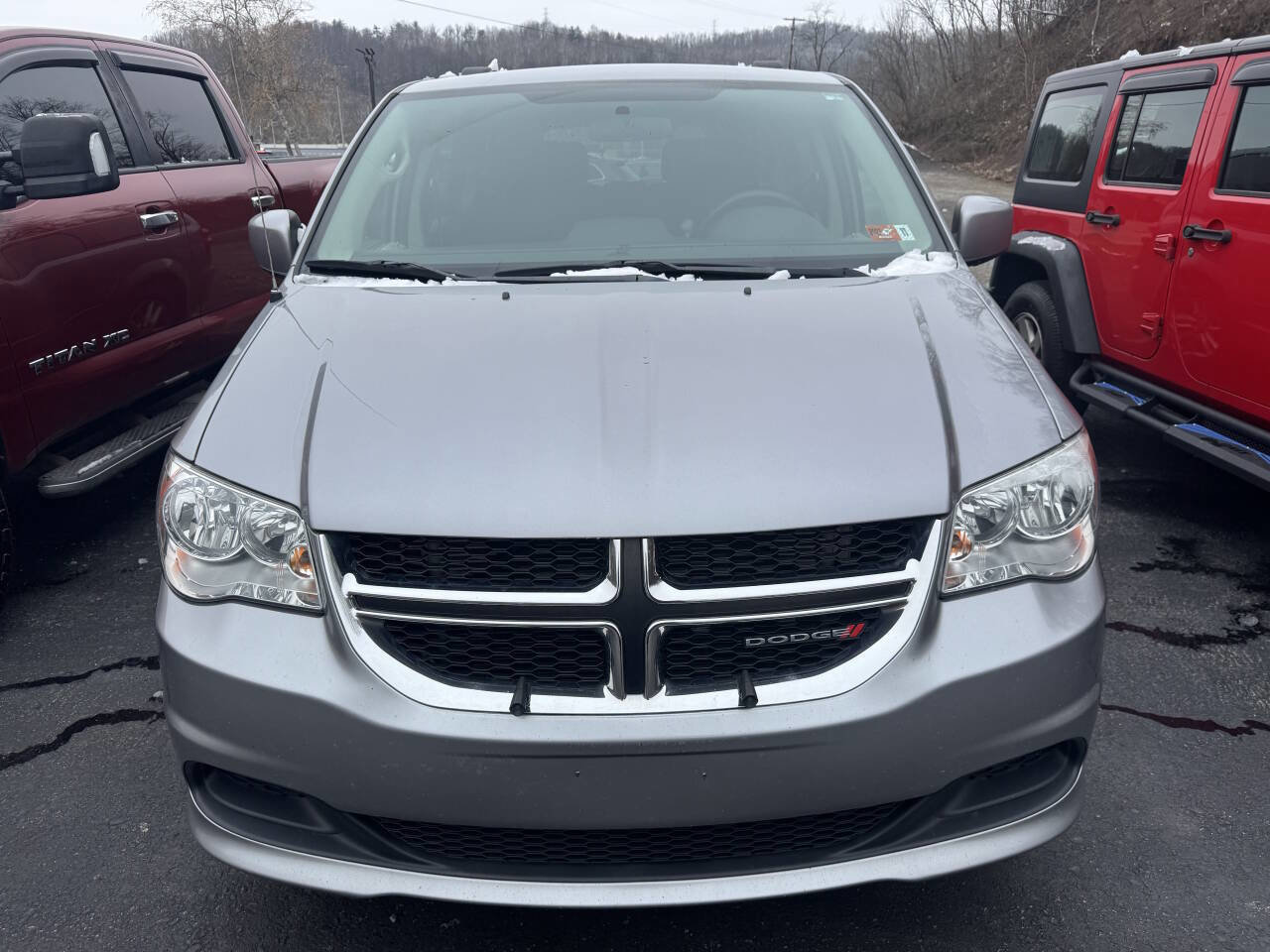 Used 2016 Dodge Grand Caravan SXT w/ Rear Park Assist Package FWD image 2