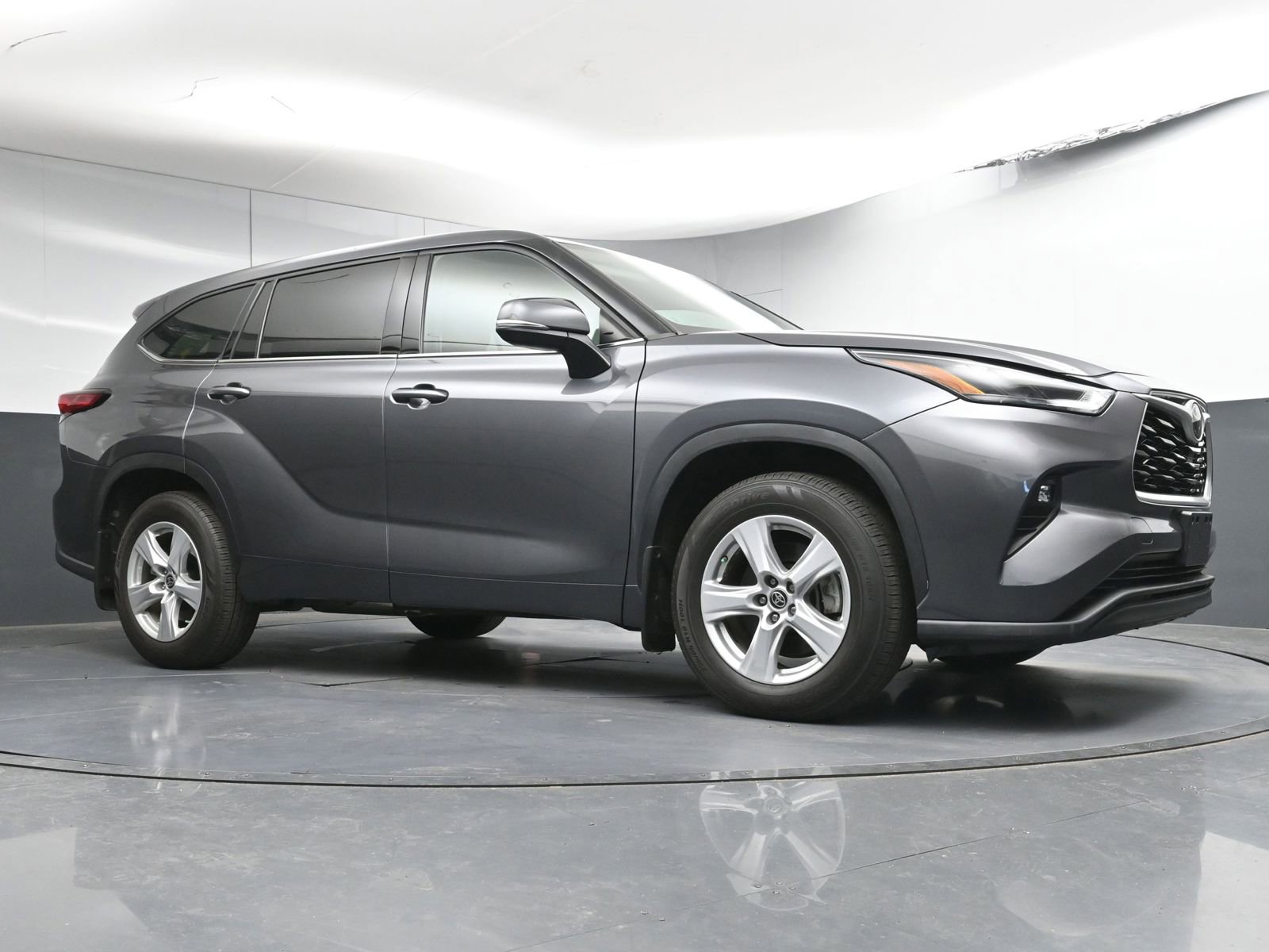 Used 2022 Toyota Highlander LE image 24