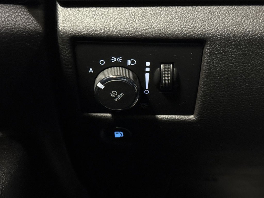 Used 2019 Jeep Grand Cherokee Laredo image 17