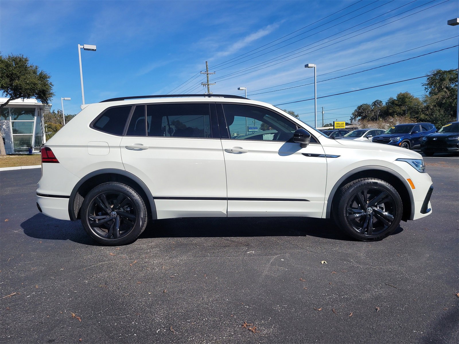 Used 2023 Volkswagen Tiguan SE R-Line image 5