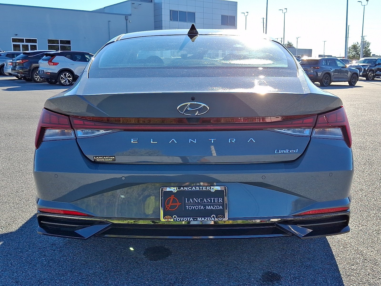 Used 2022 Hyundai Elantra Limited w/ Preferred Accessory Package FWD image 6
