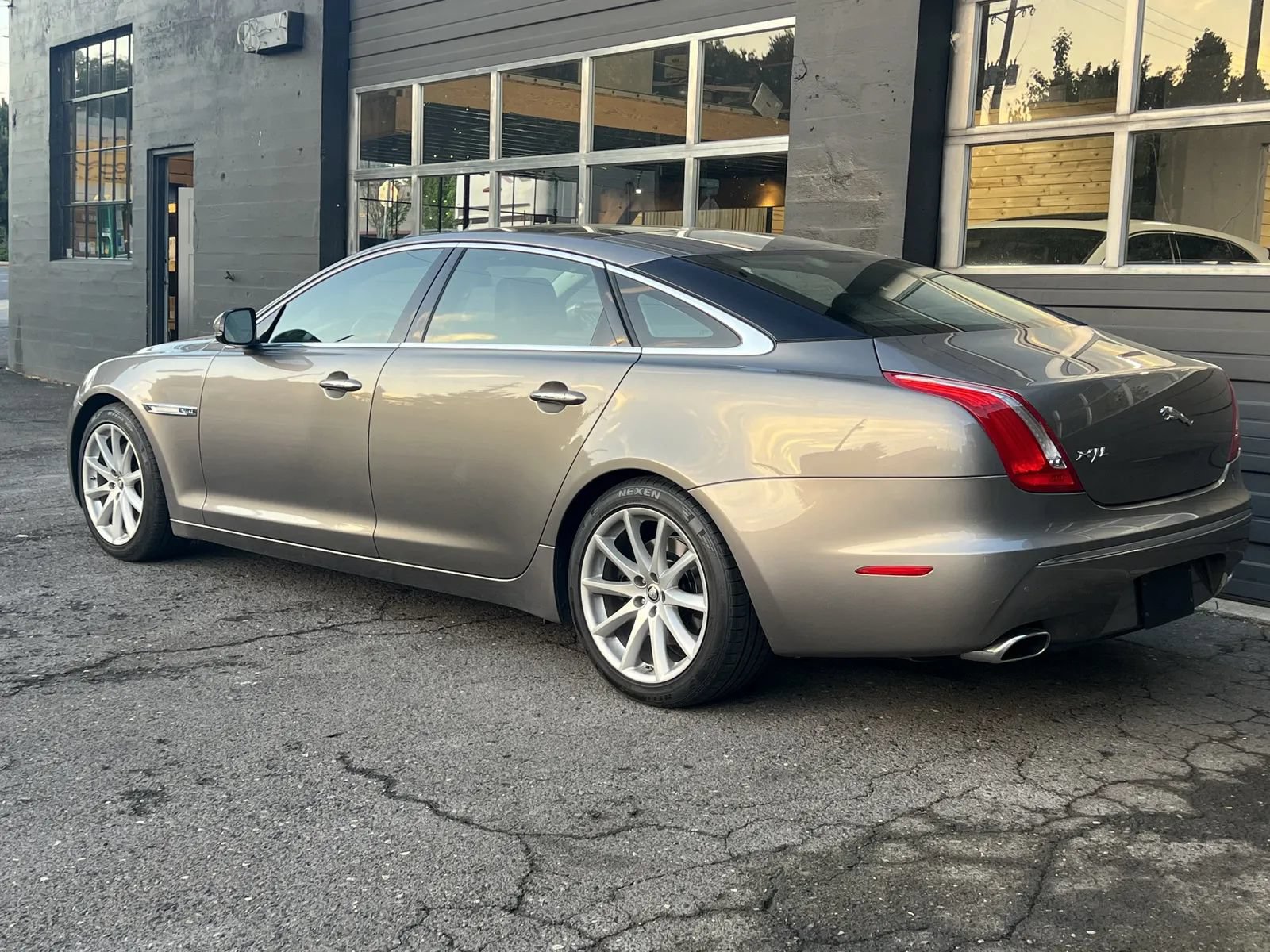 Used 2011 Jaguar XJ L RWD image 3