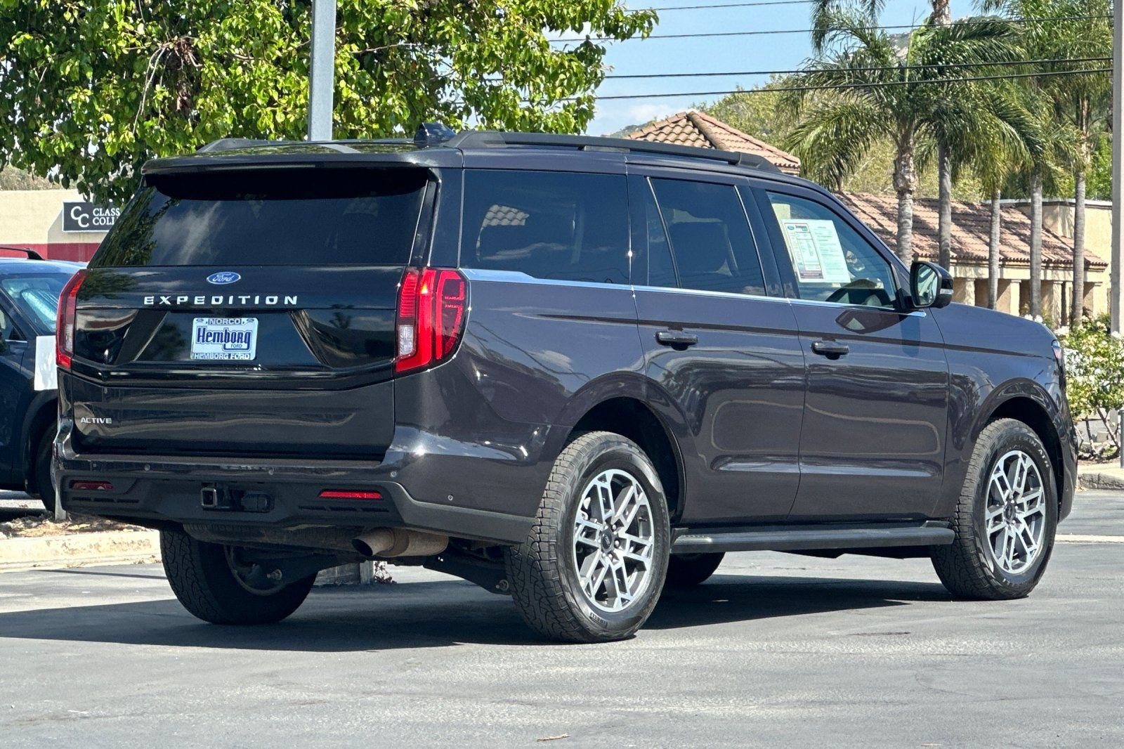 Used 2025 Ford Expedition Active AWD/4WD image 4