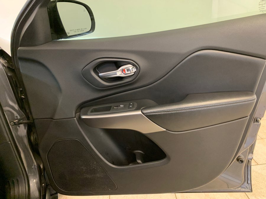 Used 2019 Jeep Cherokee Latitude Plus AWD/4WD image 58
