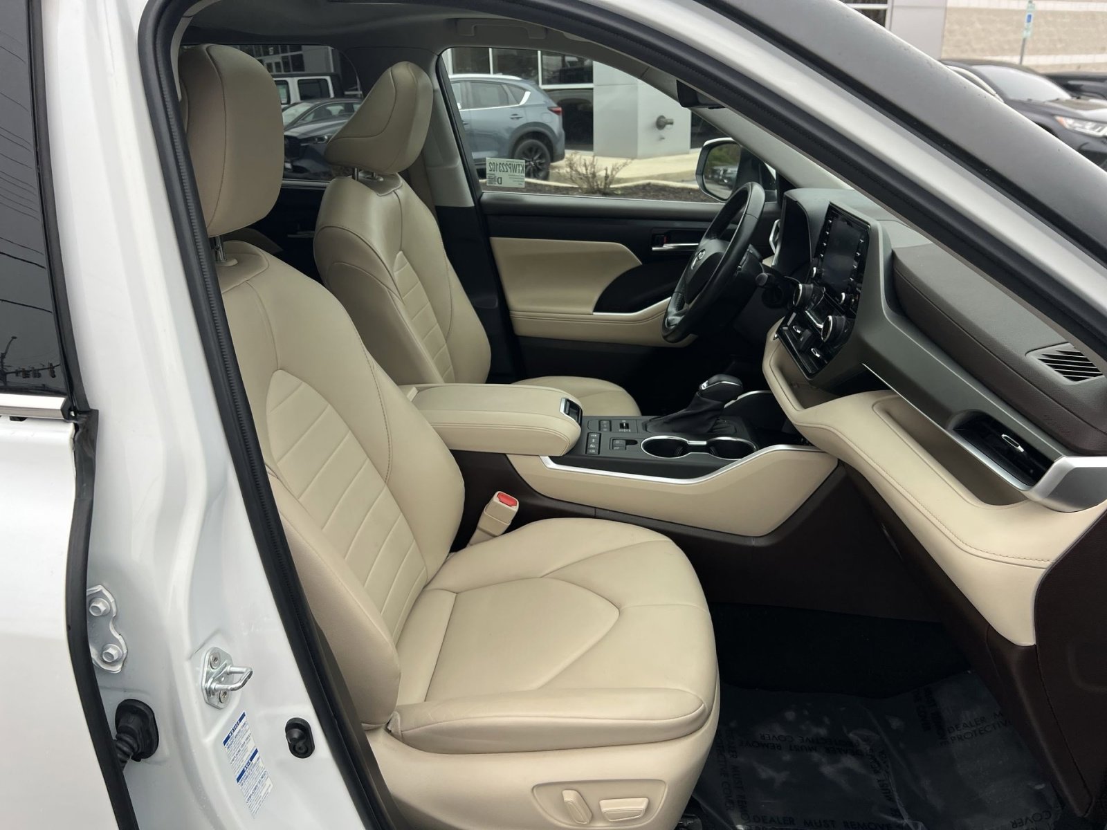 Used 2022 Toyota Highlander XLE image 27