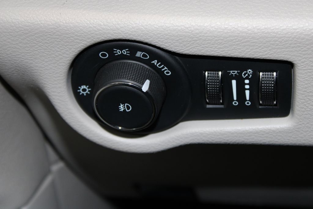 Used 2024 Chrysler Pacifica Touring-L FWD image 42