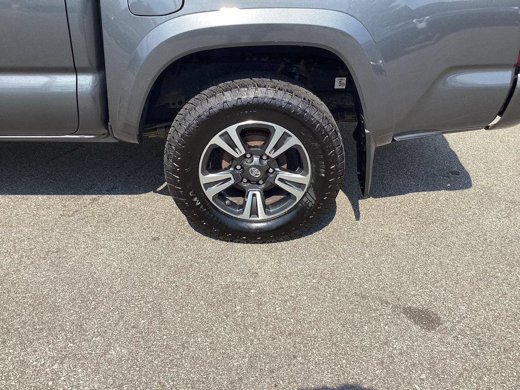 Used 2018 Toyota Tacoma TRD Sport AWD/4WD image 21