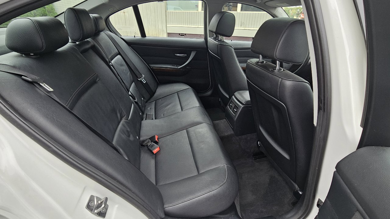 Used 2011 BMW 328i Sedan w/ Premium Pkg image 19