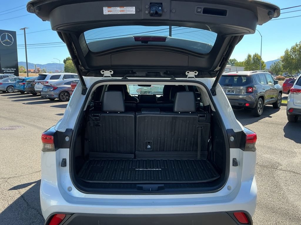 Used 2022 Toyota Highlander XLE AWD/4WD image 29
