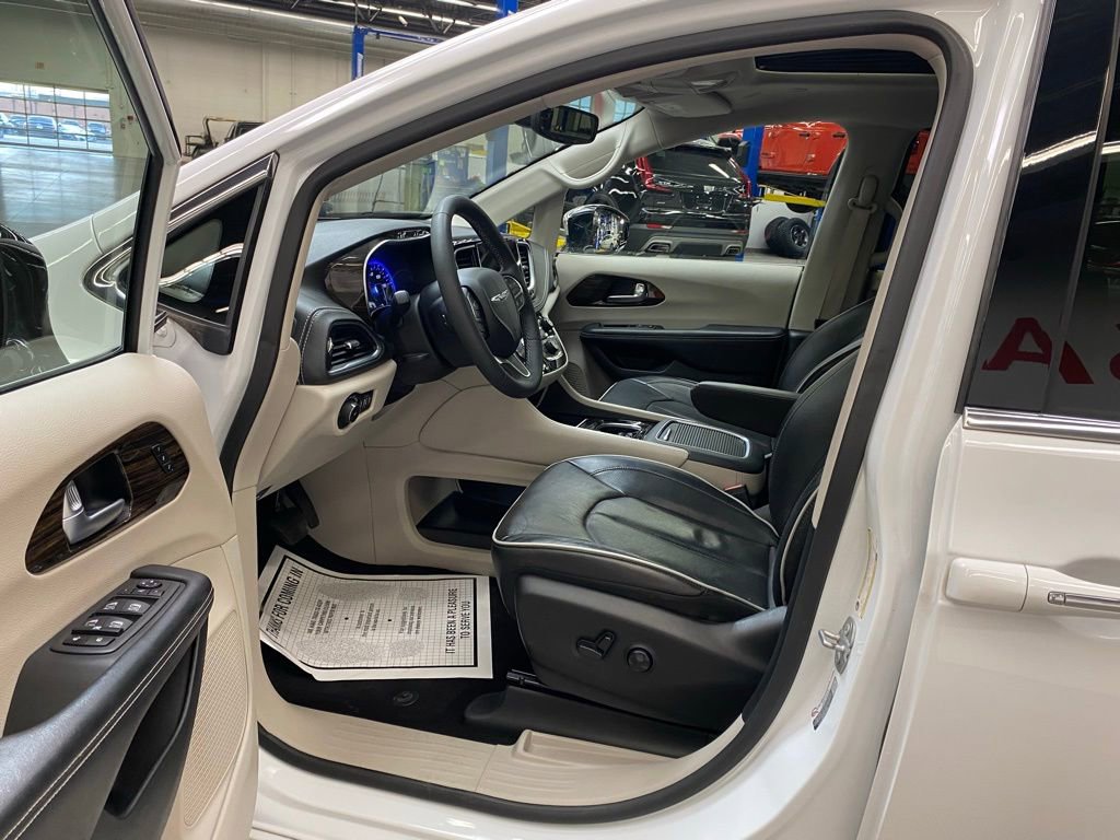 Used 2023 Chrysler Pacifica Limited image 20