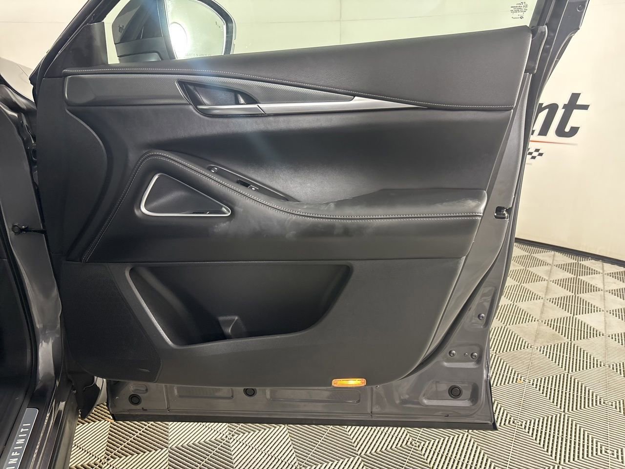 Used 2023 INFINITI QX60 Luxe w/ Vision Package image 28