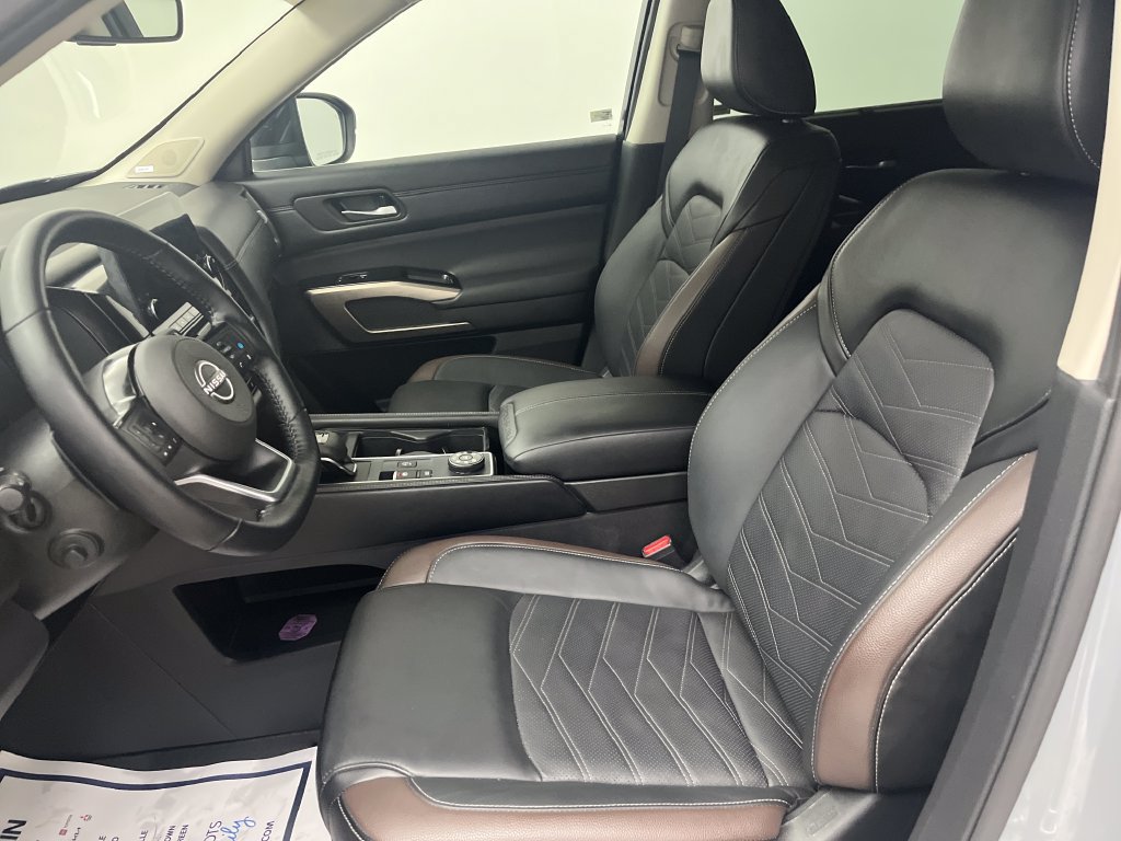 Certified 2025 Nissan Pathfinder Platinum w/ Cargo Package AWD/4WD image 12